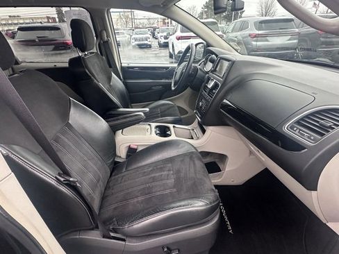 Used 2016 Chrysler Town & Country Limited image 16
