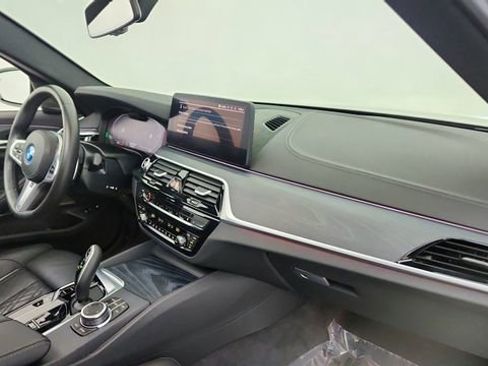 Used 2022 BMW 530e xDrive w/ Executive Package image 22