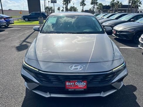 Used 2025 Hyundai Elantra Limited FWD image 2