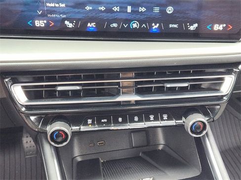 Used 2025 Chevrolet Traverse LT w/ Driver Confidence Package FWD image 21