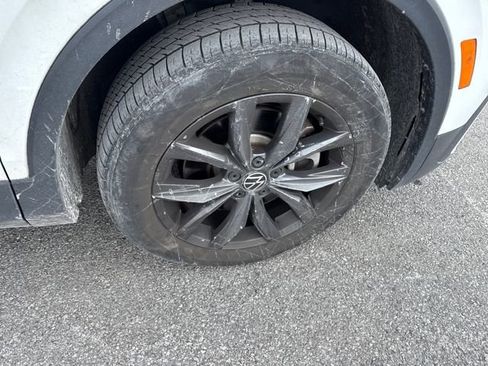 Used 2022 Volkswagen Tiguan SE w/ Panoramic Sunroof Package image 11