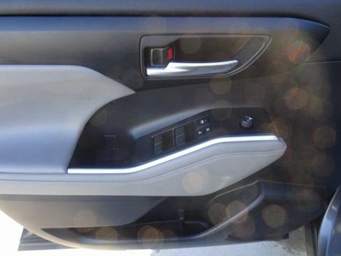 Used 2023 Toyota Highlander XLE image 8