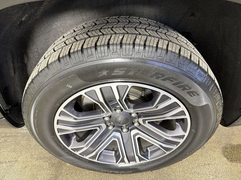 Used 2024 Jeep Wagoneer Series II w/ Flexible Seating Group image 5