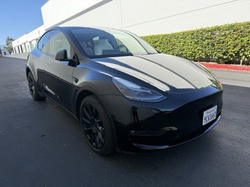Used 2022 Tesla Model Y Long Range AWD/4WD image 2