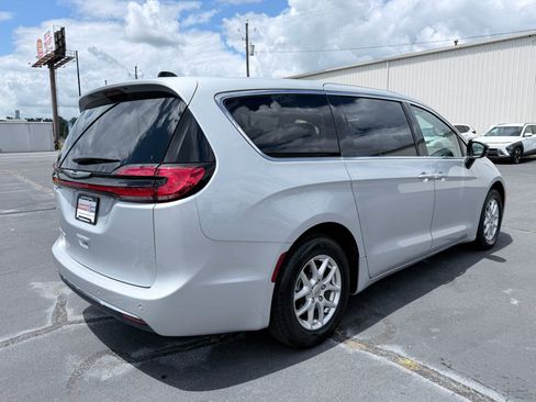 Used 2024 Chrysler Pacifica Touring-L FWD image 6