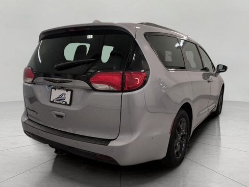 Used 2020 Chrysler Pacifica Touring-L FWD image 19