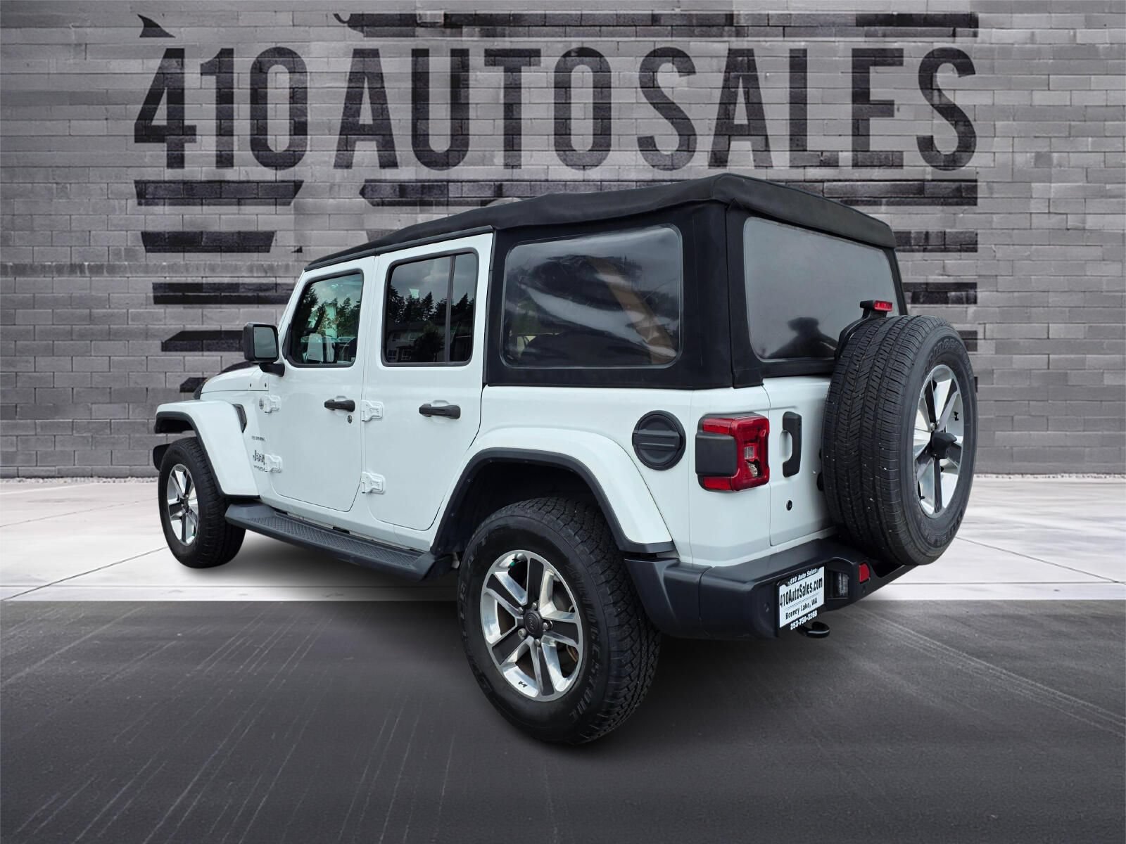 Used 2018 Jeep Wrangler Unlimited Sahara AWD/4WD image 8
