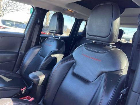 Used 2016 Jeep Renegade Trailhawk w/ Premium Trailhawk Package image 10