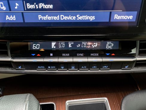 Used 2023 Toyota Sienna XLE FWD image 21