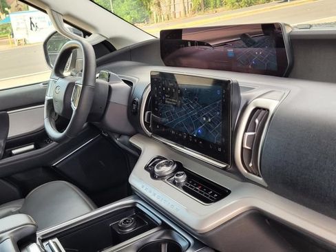 Used 2025 Ford Expedition Active RWD image 12
