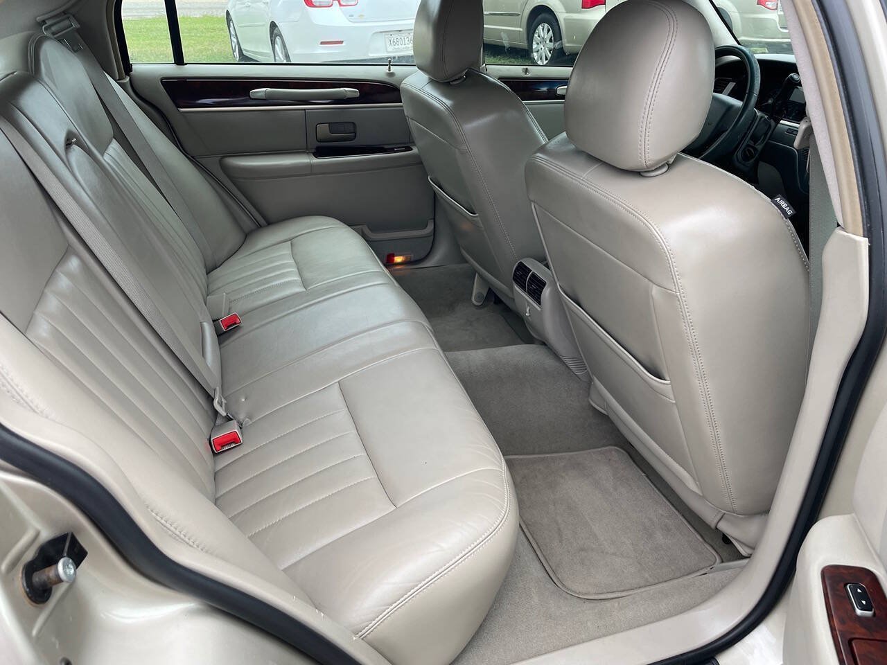 Used 2007 Lincoln Town Car Signature RWD image 10