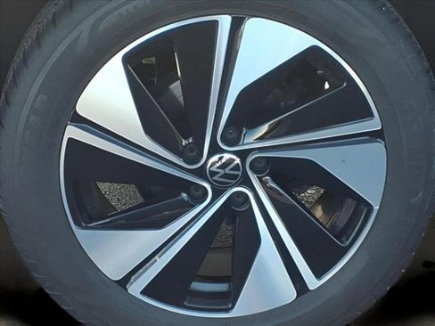 Certified 2024 Volkswagen Taos SE image 4