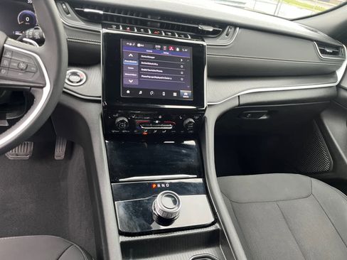 Used 2024 Jeep Grand Cherokee L Laredo w/ Luxury Tech Group I image 15