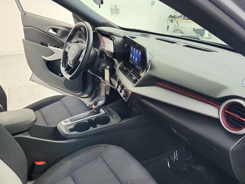 Used 2024 Chevrolet Trax RS w/ Sunroof Package FWD image 30