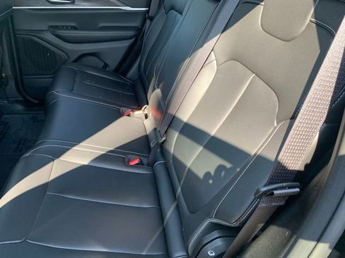 Used 2023 Jeep Grand Cherokee Limited w/ Black Appearance Package AWD/4WD image 16