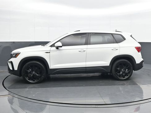 Used 2022 Volkswagen Taos SE image 3