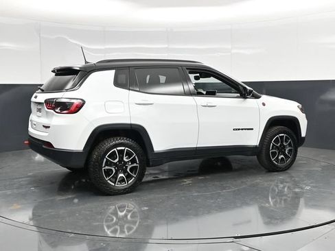 Used 2025 Jeep Compass Trailhawk AWD/4WD image 4