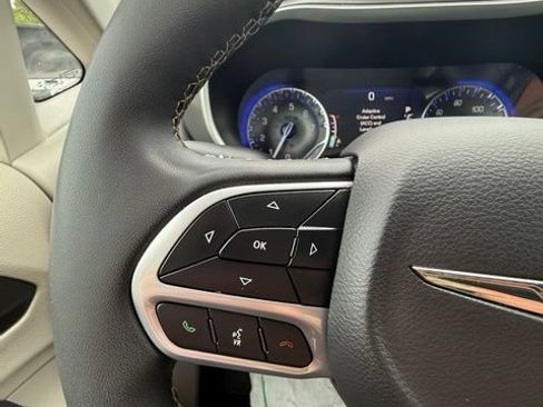 Used 2024 Chrysler Pacifica Touring-L FWD image 11