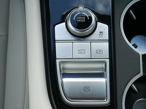 Used 2025 Genesis G70 2.5T image 22