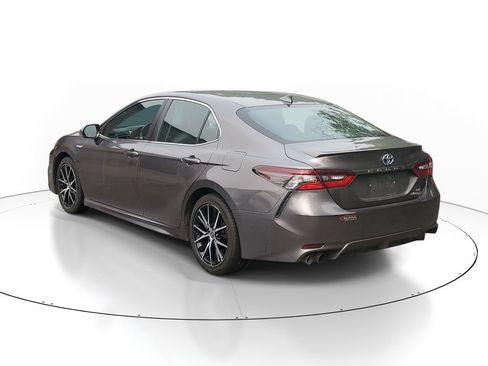 Used 2021 Toyota Camry SE w/ Cold Weather Package FWD image 3