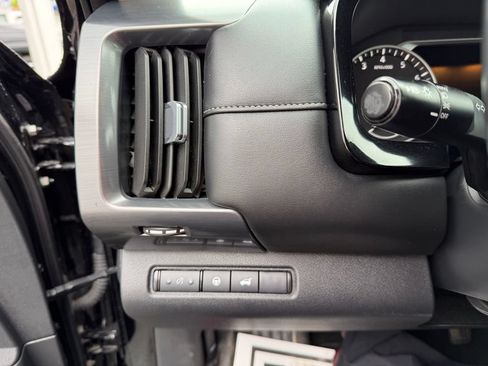 Used 2024 Nissan Pathfinder SL AWD/4WD image 15