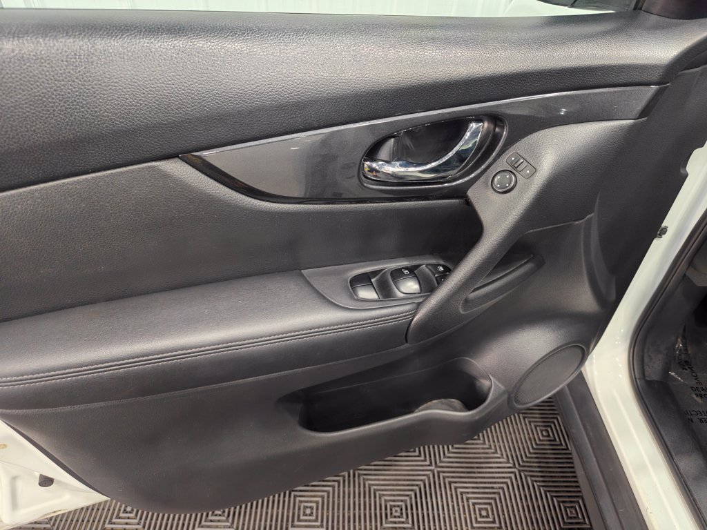 Used 2017 Nissan Rogue S AWD/4WD image 32