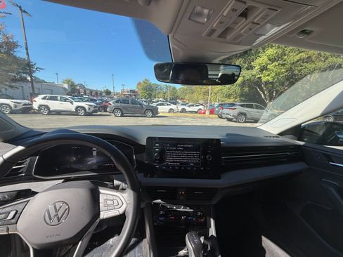 Used 2025 Volkswagen Jetta SE image 33