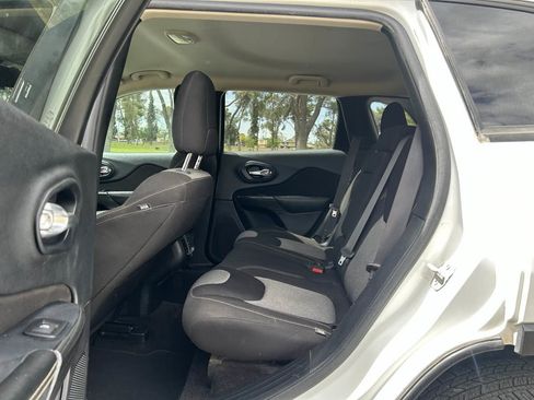 Used 2016 Jeep Cherokee Sport image 20