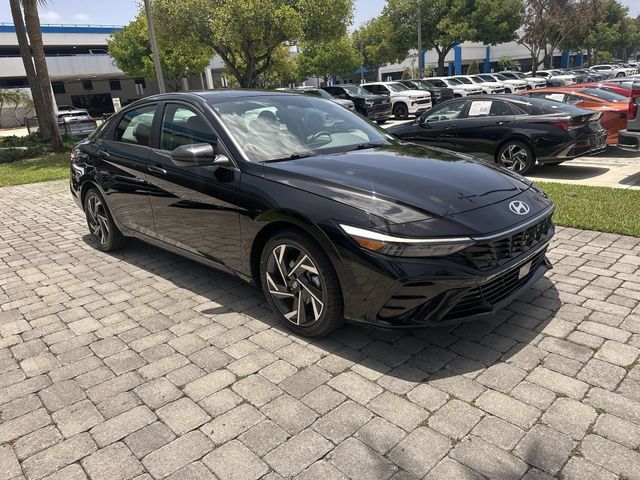 Used 2025 Hyundai Elantra SEL FWD image 16