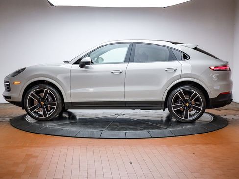 Used 2022 Porsche Cayenne Platinum Edition image 2