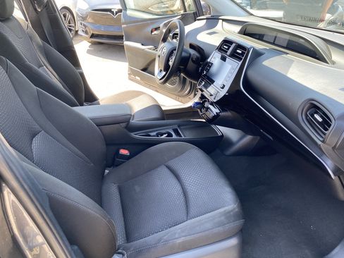 Used 2021 Toyota Prius LE FWD image 21