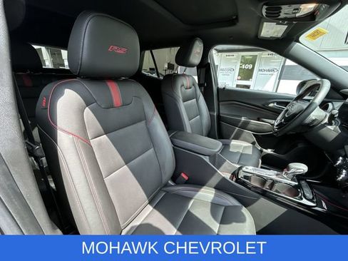 Used 2025 Chevrolet Trax RS w/ Sunroof Package FWD image 28
