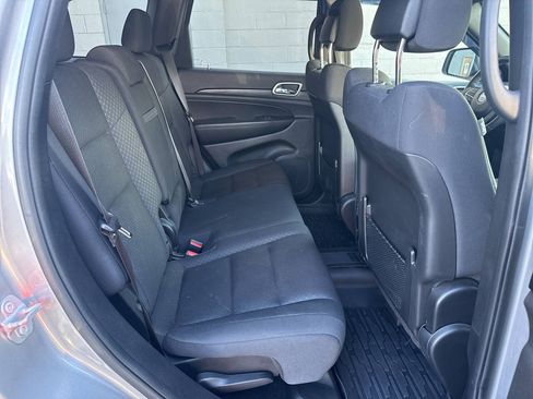 Used 2019 Jeep Grand Cherokee Laredo AWD/4WD image 15