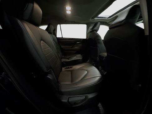 Used 2021 Toyota Highlander XLE image 37