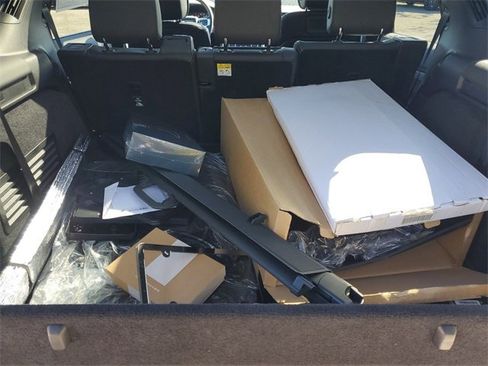 Used 2025 Land Rover Discovery Dynamic SE image 12