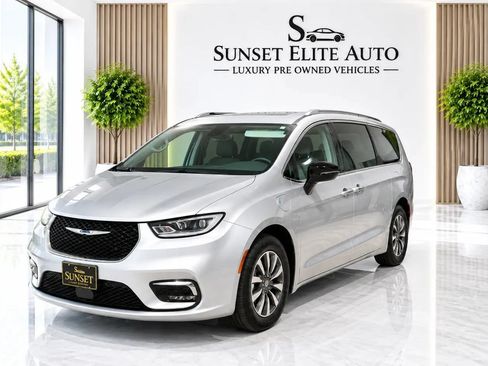 Used 2024 Chrysler Pacifica Limited FWD image 3