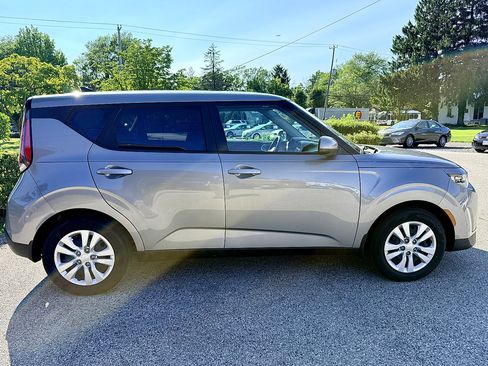 Used 2023 Kia Soul LX FWD image 3