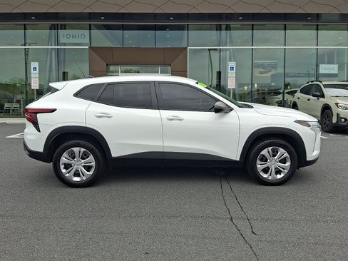 Used 2024 Chevrolet Trax LS FWD image 7