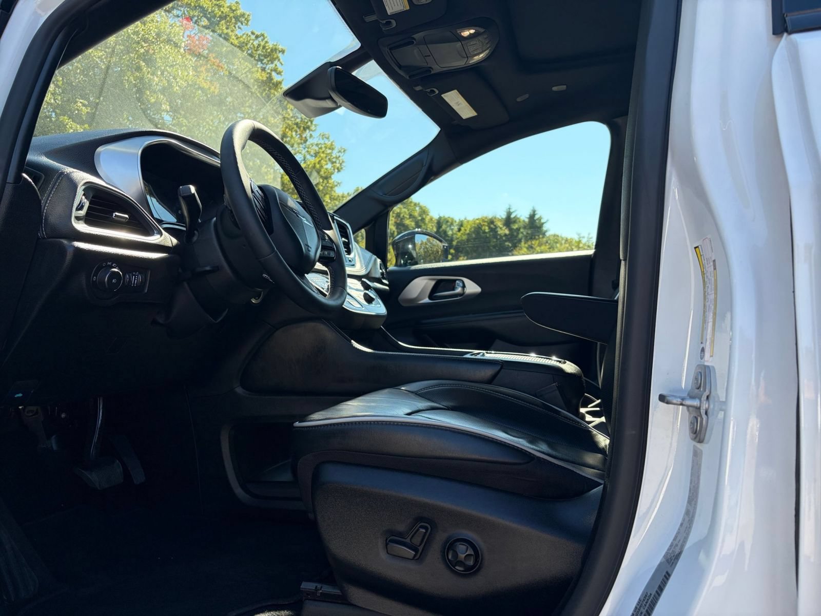 Used 2025 Chrysler Pacifica Limited FWD image 29