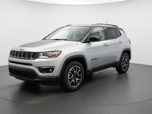Used 2025 Jeep Compass Trailhawk image 3