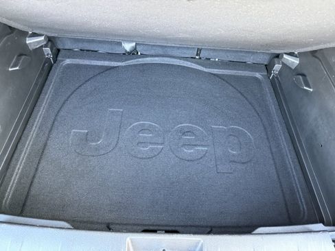 Used 2017 Jeep Renegade Latitude w/ Popular Equipment Group image 30