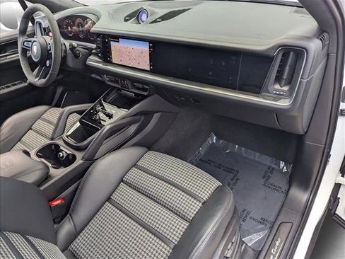 Used 2024 Porsche Cayenne Turbo AWD/4WD image 22