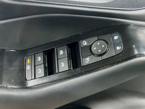 Used 2025 Nissan Rogue S AWD/4WD image 17