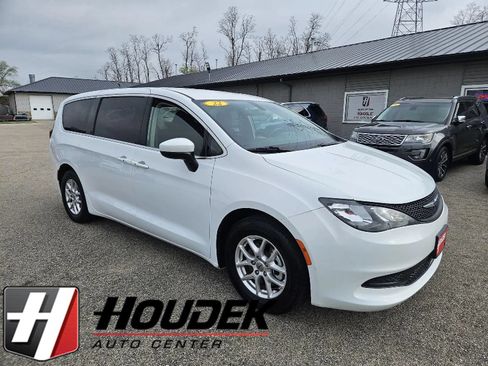 Used 2022 Chrysler Voyager LX FWD image 1