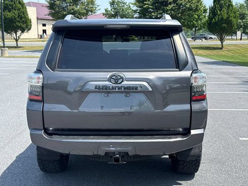 Used 2018 Toyota 4Runner SR5 AWD/4WD image 7
