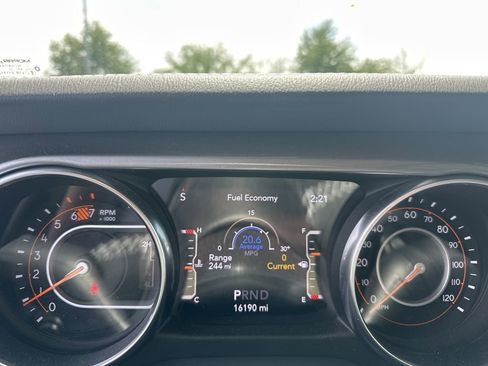 Used 2022 Jeep Wrangler Unlimited Sahara w/ Cold Weather Group AWD/4WD image 7