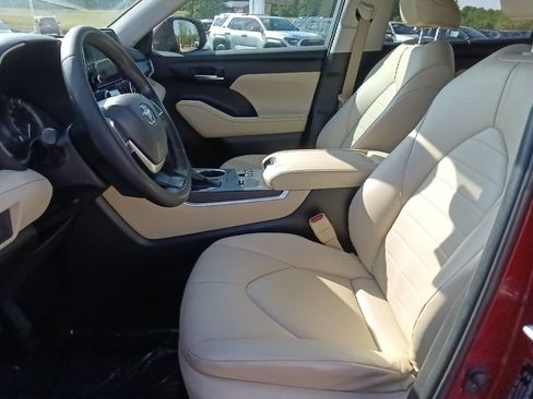 Used 2023 Toyota Highlander XLE FWD image 15
