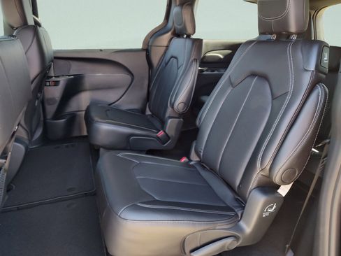 New 2026 Chrysler Pacifica Select image 30