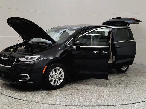 Used 2024 Chrysler Pacifica Touring-L image 10