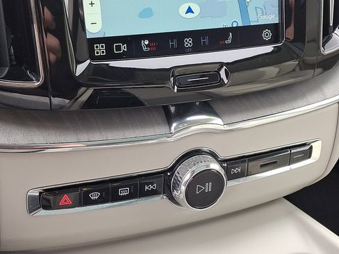 Used 2023 Volvo XC60 B5 Plus image 16